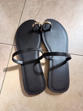 Brand new Abercrombie & Fitch Minimal Black Toe-loop Sandals Size 10.5